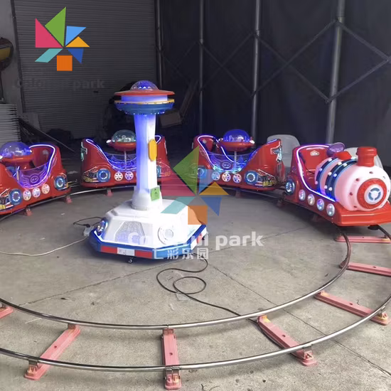 Los niños que funcionan con monedas viajan en una máquina de juego de salón recreativo de tren de juguete eléctrico